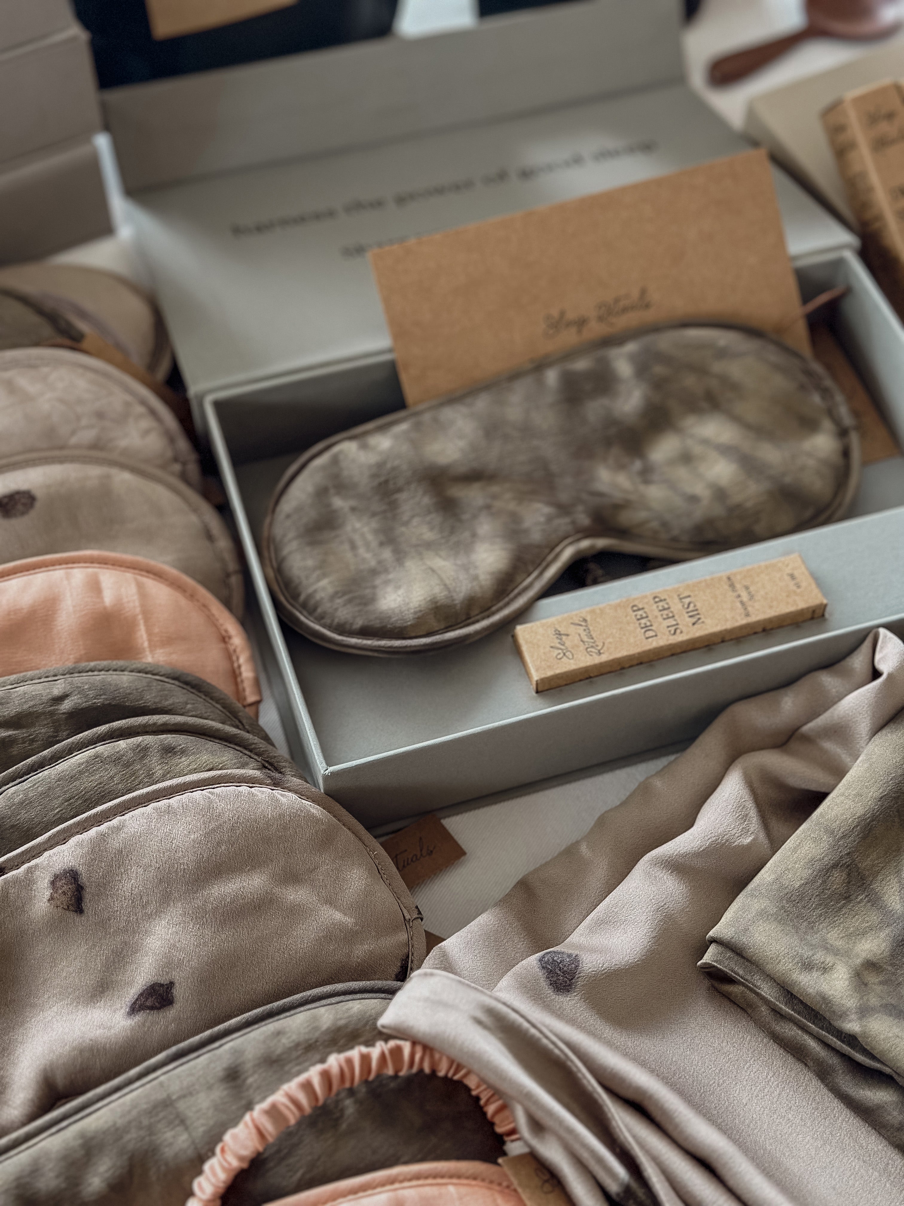 Silk Eye Mask V/s Silk Eye Pillow–Two Strong Contenders for Unwinding in Comfort and Style